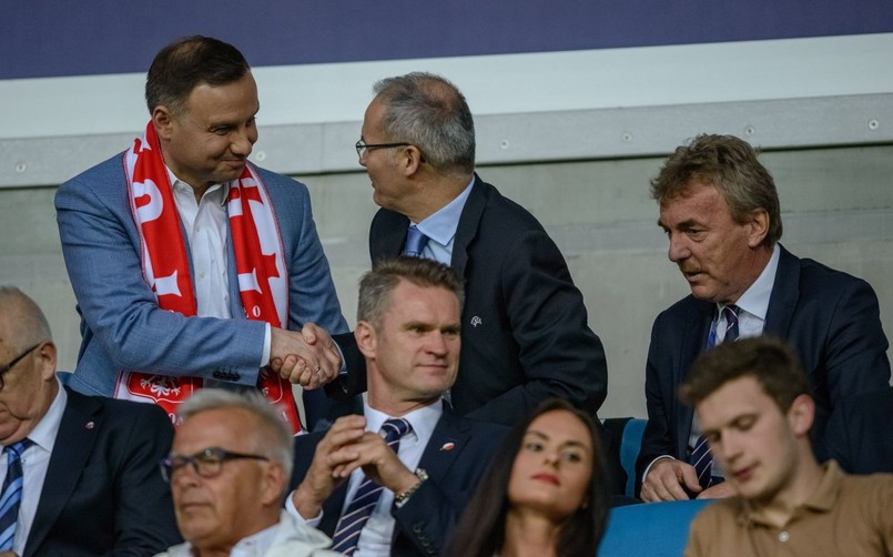 Z trybun z biało-czerwonym szalikiem spotkanie oglądał prezydent Andrzej Duda w towarzystwie m.in. prezesa PZPN Zbigniewa Bońka, dyrektora rozgrywek UEFA Giorgio Marchettiego, selekcjonera seniorskiej reprezentacji Polski Adama Nawałki oraz ministra sportu i turystyki Witolda Bańki.