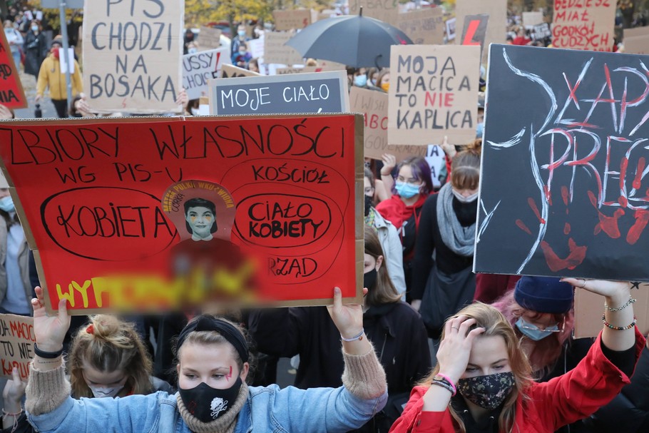 Polityka czy to w Polsce czy w USA budzi duże emocje, co może być wyzwaniem w pracy. Na zdjęciu protest przed Sejmem po wyroku Trybunału Konstytucyjnego ws. aborcji