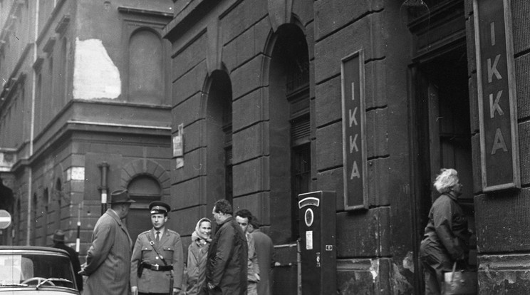 Az IKKA előtt néha a rendőrök is megjelentek, nem ártott szemmel tartani, ki vágyik itt nyugati holmikra... / Fotó: Fortepan Magyar Rendőr