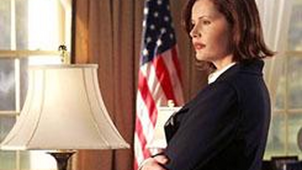 Geena Davis desperacko próbuje zapobiec definitywnemu zdjęciu z anteny jej serialu "Commander In Chief".