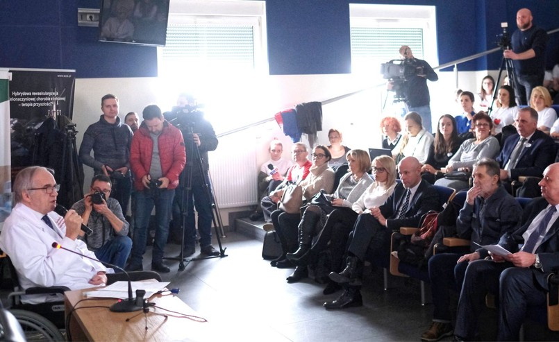 Były minister zdrowia, profesor Marian Zembala, w czasie konferencji prasowej