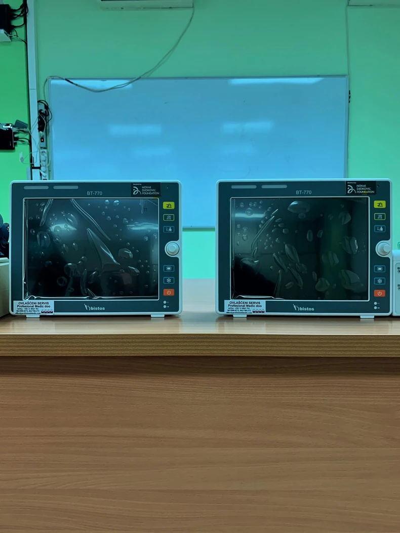Četiri respiratora i 20 monitora od Fondacije Novak Đoković