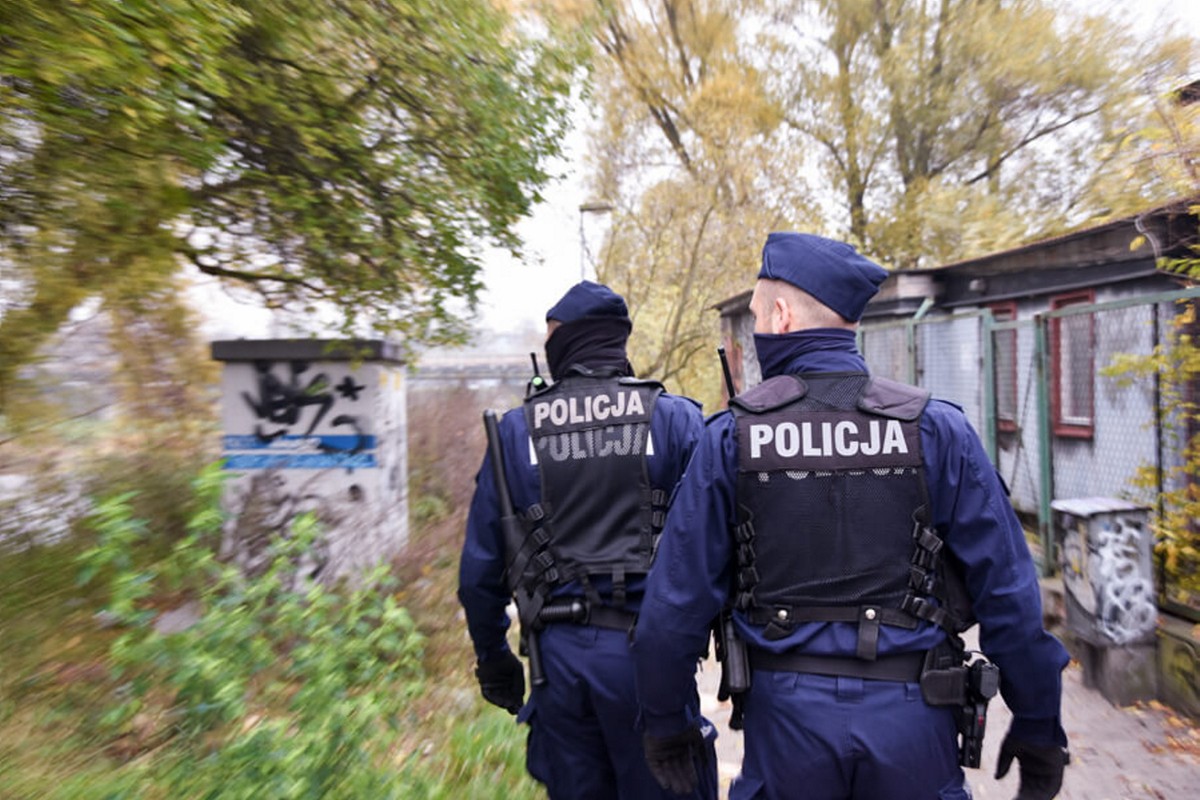 Szukali 17-latki. Trop zaprowadził ich do jego domu. Tego się nie spodziewali