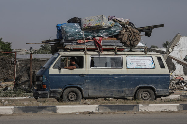 Palestyńczycy z Rafah opuszczają swoje domostwa w następstwie nakazu ewakuacji, wydanego przez armię izraelską