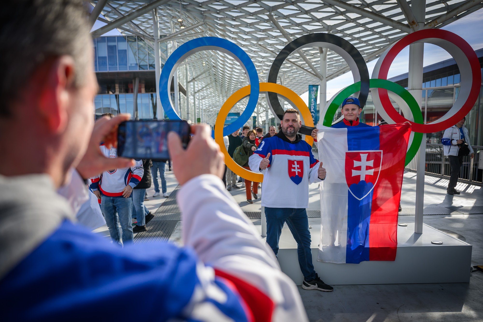 Slovenskí fanúšikovia pred zápasom Taliansko - Slovensko na ZOH 2026.