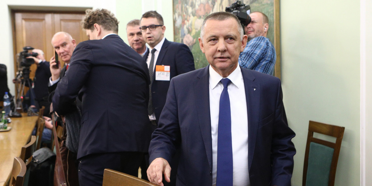 Sporą część rozmowy między Marianem Banasiem a Jarosławem Kaczyńskim poświęcono synowi prezesa NIK – Jakubowi Banasiowi - pisze "Rz". Mimo dwóch doniesień do prokuratury prezes NIK Marian Banaś opiera się jednak dymisji.
