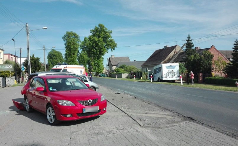 Uciekał kradzionym kamperem taranując samochody