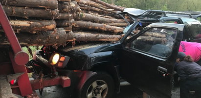 Drzewa wbiły się w samochód. Jak on to przeżył?