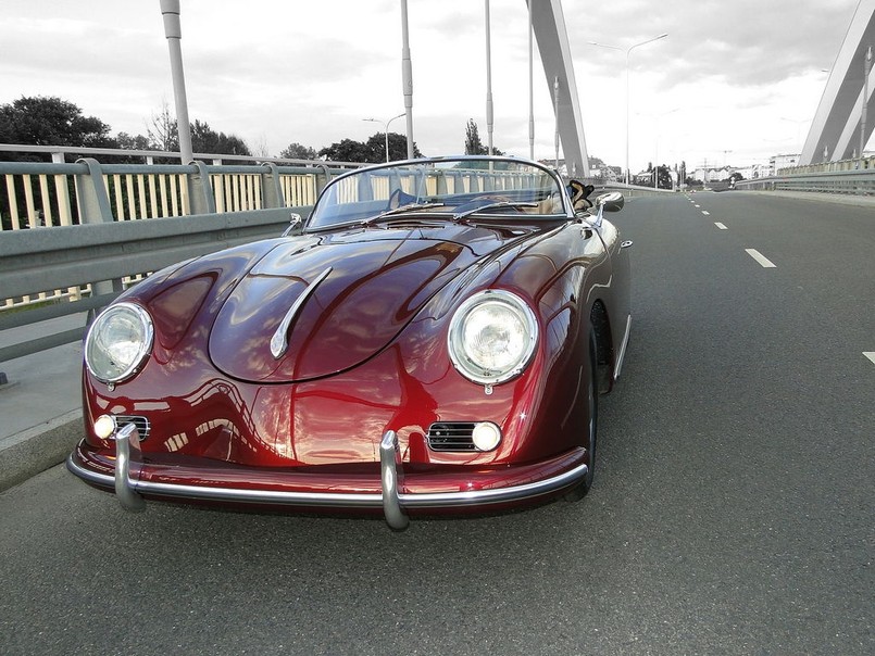 Oto FF Speedster, czyli fabrycznie nowy sportowy samochód w stylu retro budowany przez wrocławską firmę FF Custom & Classic Cars na wzór legendy - Speedstera PRE/A z 1955 roku. Tak, tak ten model przypomina z wyglądu porsche, które pokochały gwiazdy kina. Białe porsche 356 Super Speedster w marcu 1955 kupił sobie James Dean. Jesienią tego samego roku 24-letni aktor zginął za kierownicą Spydera 550 - dzień 30 września 1955 roku w smutny sposób zapisał się na kartach motoryzacji i kinematografii...