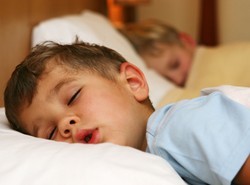 Jak nauczyć dziecko dobrych nawyków związanych ze snem? Mogą pomóc pewne zabawki...