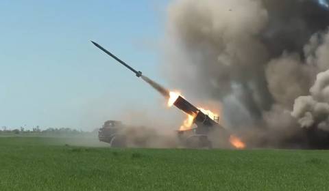 Zobaczcie w akcji ukraińską artylerię rakietową Huragan. "Codziennie rozgrzewa Rosjan"