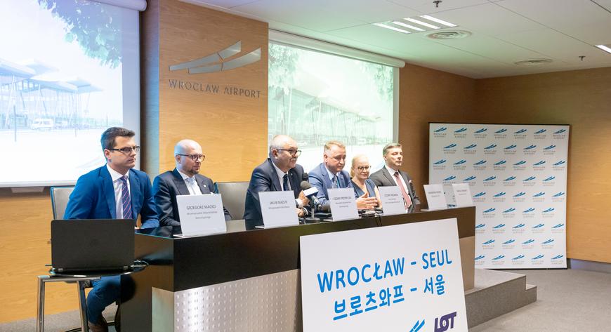 Połączenie do Seulu powinno być impulsem ekonomicznym dla naszego miasta i całego województwa - mówił Jakub Mazur, wiceprezydent Wrocławia (drugi z lewej).