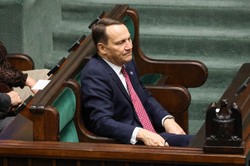 Sikorski zrobił ankietę ws. premiera z PiS . Wynik bardzo go zaskoczył