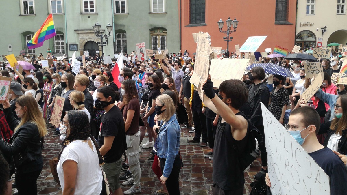 Kraków: na Małym Rynku odbywa się marsz pamięci George'a Floyda