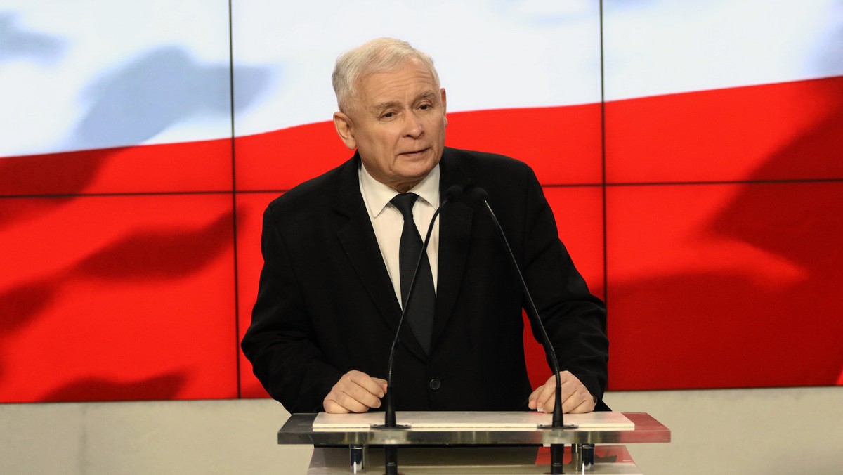 Jarosław Kaczyński miał zostać ukarany przez komisję etyki – tak wynika z nieoficjalnych informacji, do których dotarło TVN24. Dziennikarz Onetu Kamil Dziubka w dwóch źródłach potwierdził, że szef PiS otrzymał upomnienie.