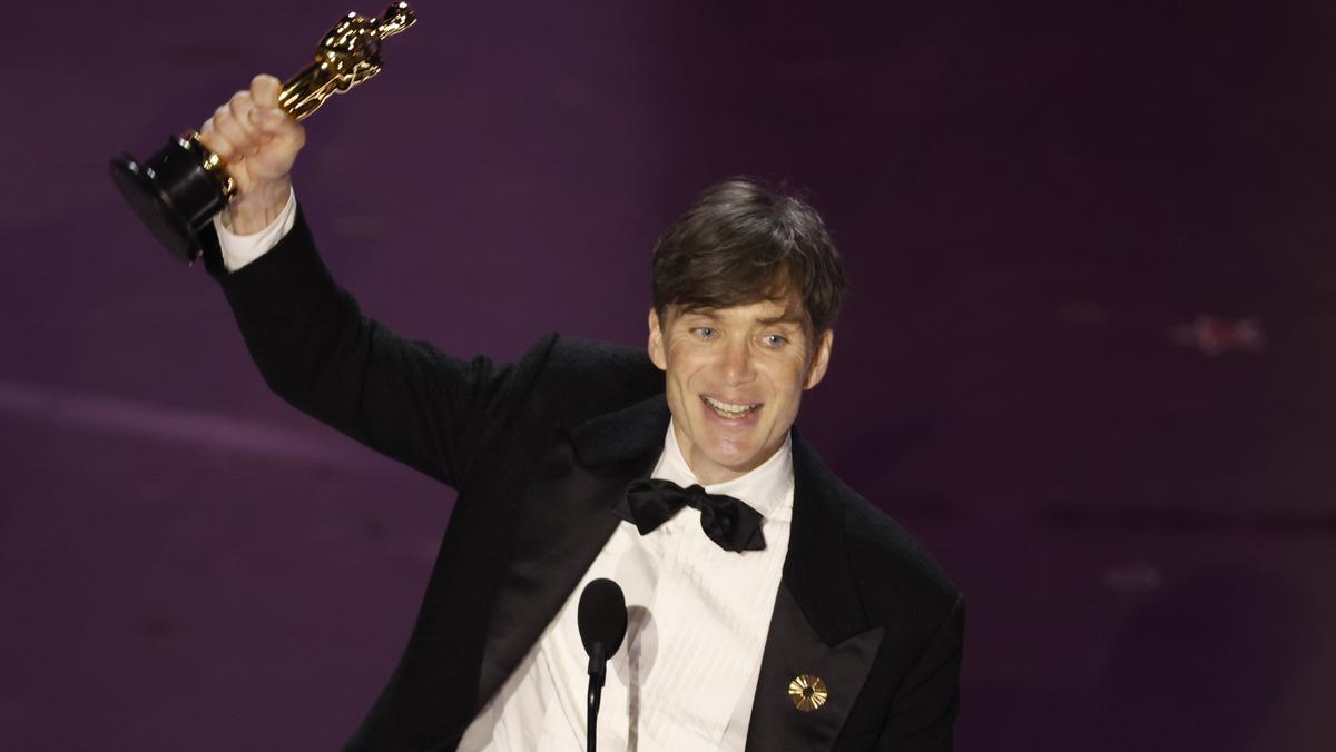 Cillian Murphy ze statuetką Oscara