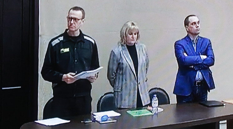 Balra feketében Alekszej Navalnij, akit ma a bíróság újabb pontban talált bűnösnek / Fotó: Profimedia