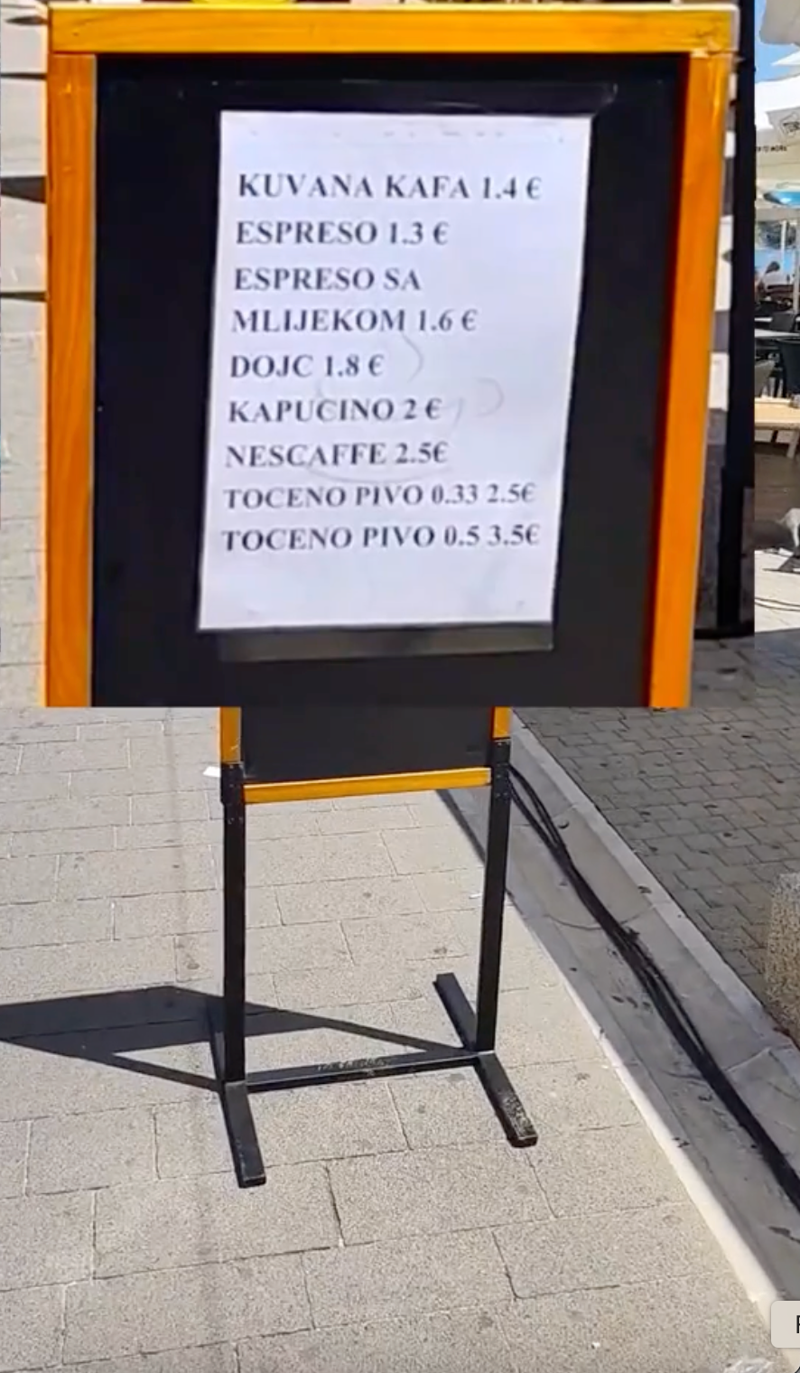 Muž zdokumentoval dovolenku v meste Sutomore.