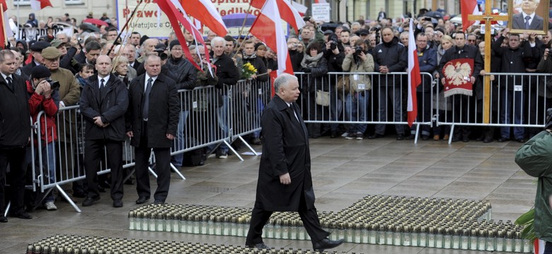 Jarosław Kaczyński pod Pałacem Prezydenckim. Alternatywne obchody PiS