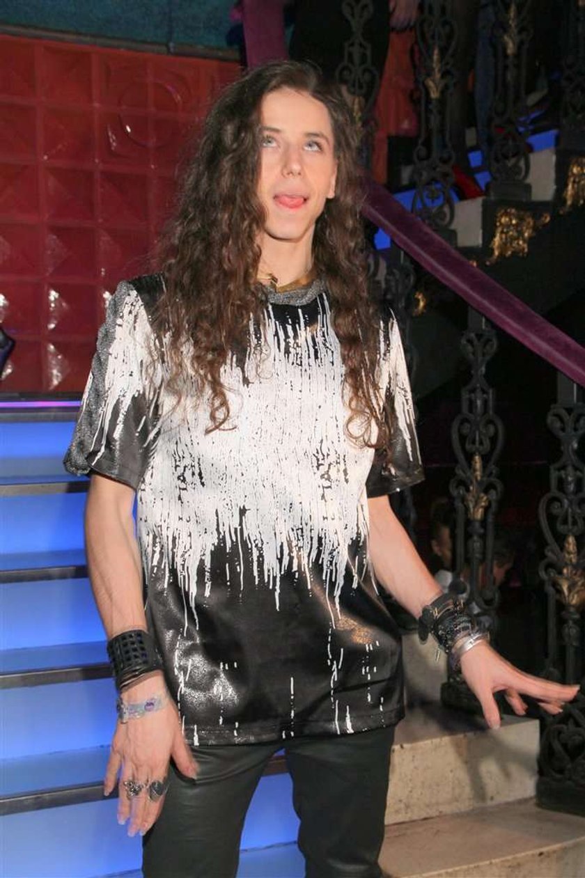 Michał Szpak w dziwacznej fryzurze. Foto