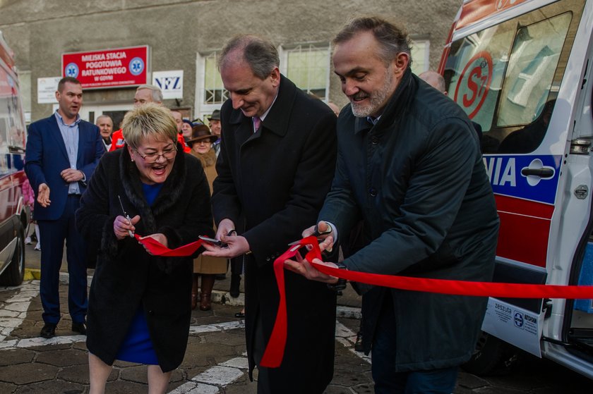 Uroczystość przekazania nowych ambulansów ratownictwa medycznego. Nz Beata Pająk-Michalik - dyrektor Stacji Pogotowia, Dariusz Drelich - wojewoda pomorski oraz Wojciech Szczurek - prezydent Gdyni