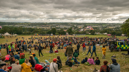 A fesztiválozók miatt annyi drog van a Glastonbury Fesztivál melletti folyóban, hogy az már káros a környezetre