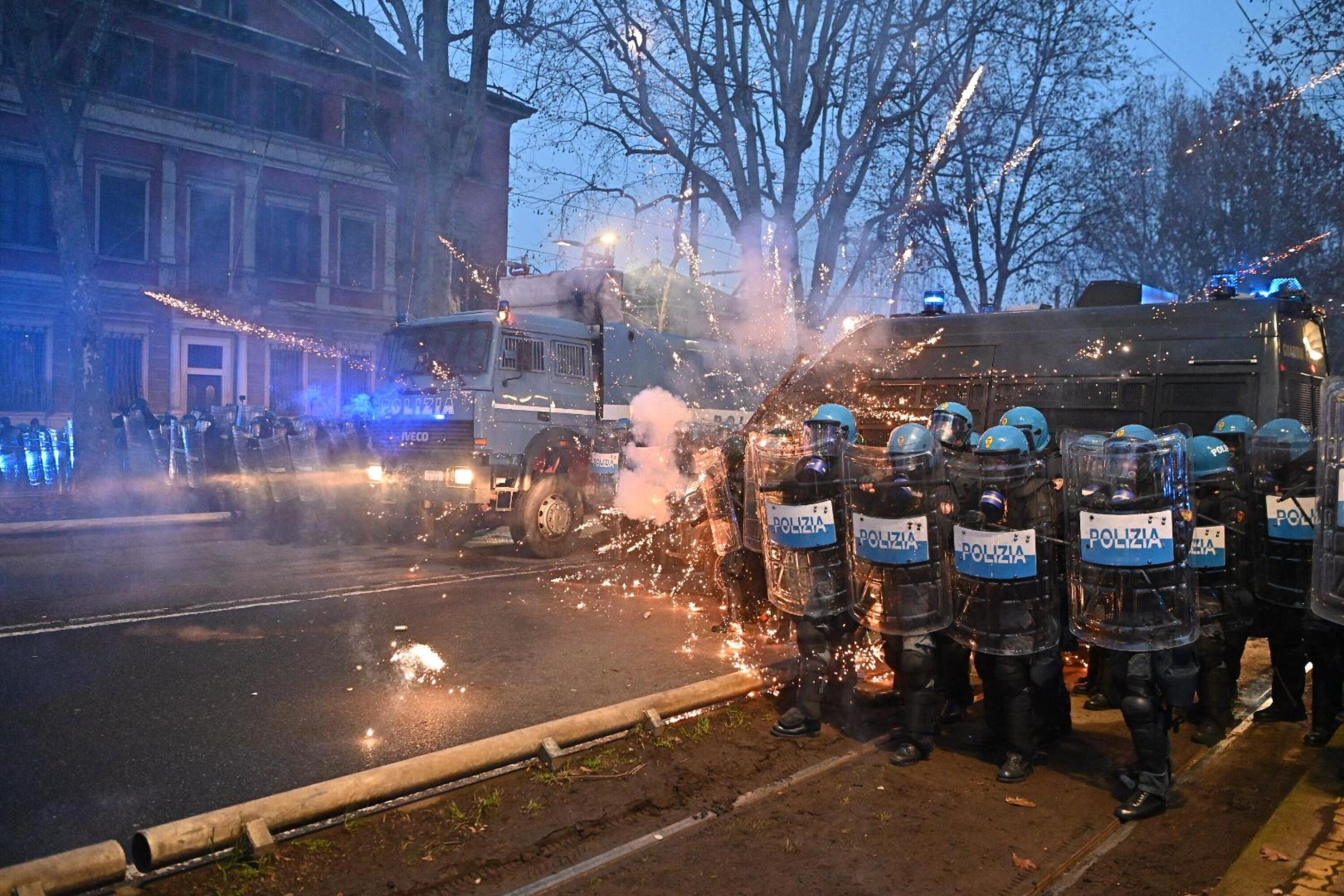 Dziesięć aresztowań po atakach na policję i dziennikarzy w Turynie