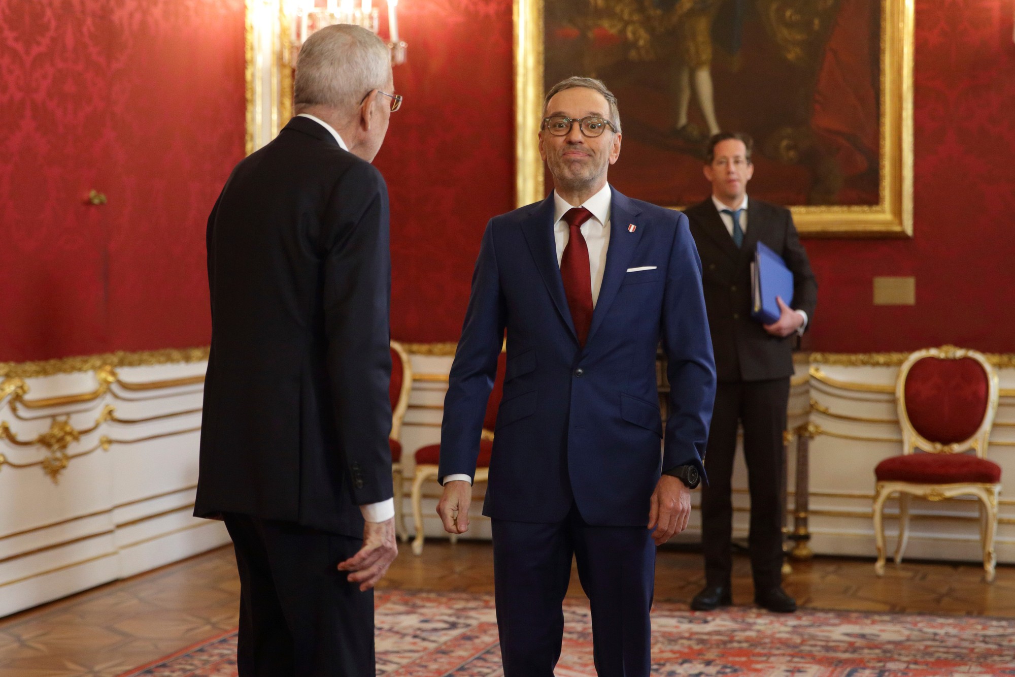 Rakúsky prezident Alexander Van der Bellen (vľavo) a líder krajne pravicovej Slobodnej strany Rakúska (FPÖ) Herbert Kickl.