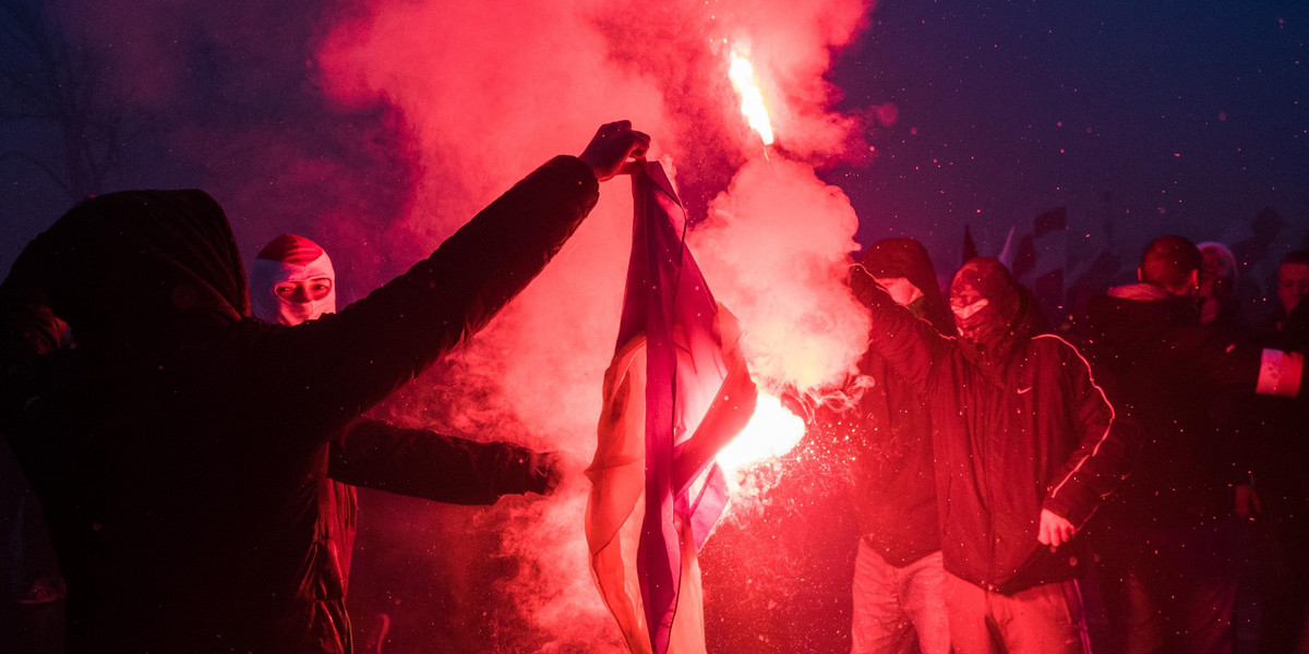 Niebezpieczne incydenty na Marszu Niepodległości. Zapłonęły flagi