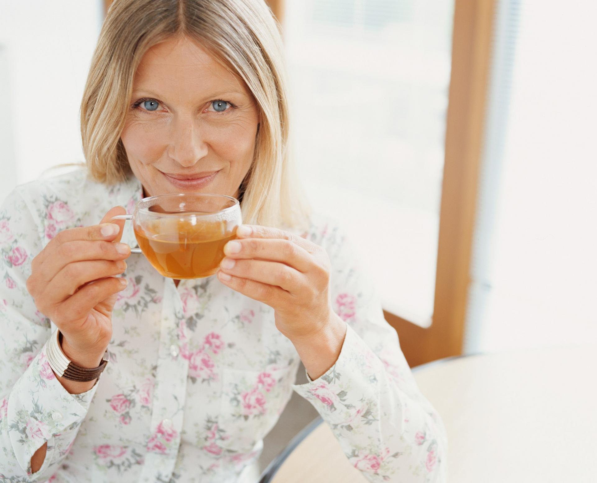 ухоженные женщины. витаминный комплекс для кожи лица. №40 (бад). важные витамины для женщин после 40 лет. женщины в возрасте худеют.