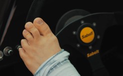 Bartosz Ostałowski pobił rekord Guinessa. Kierował stopą i leciał bokiem BMW ponad 200 km/h