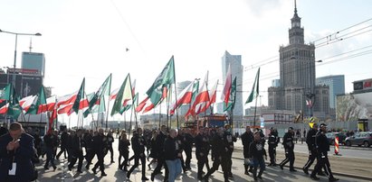 Kilkaset osób na marszu ONR w Warszawie. Interweniowała policja