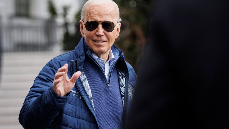 Prezydent USA Joe Biden przemawia do przedstawicieli mediów przed wejściem na pokład Marine One w Waszyngtonie, 5 kwietnia 2024 r.