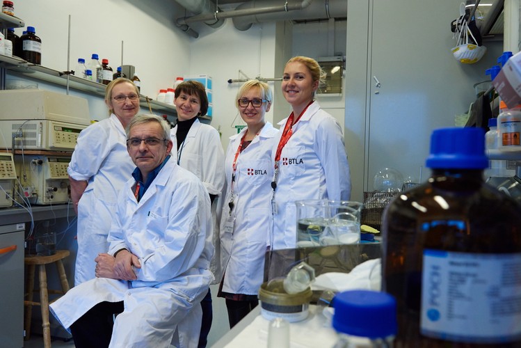 Zespół polskich naukowców z Katedry Chemii Biomedycznej Uniwersytetu Gdańskiego, od lewej: dr Regina Kasprzykowska, prof. Franciszek Kasprzykowski, dr hab. Elżbieta Jankowska, dr hab. Sylwia Rodziewicz-Motowidło i dr Maria Smużyńska