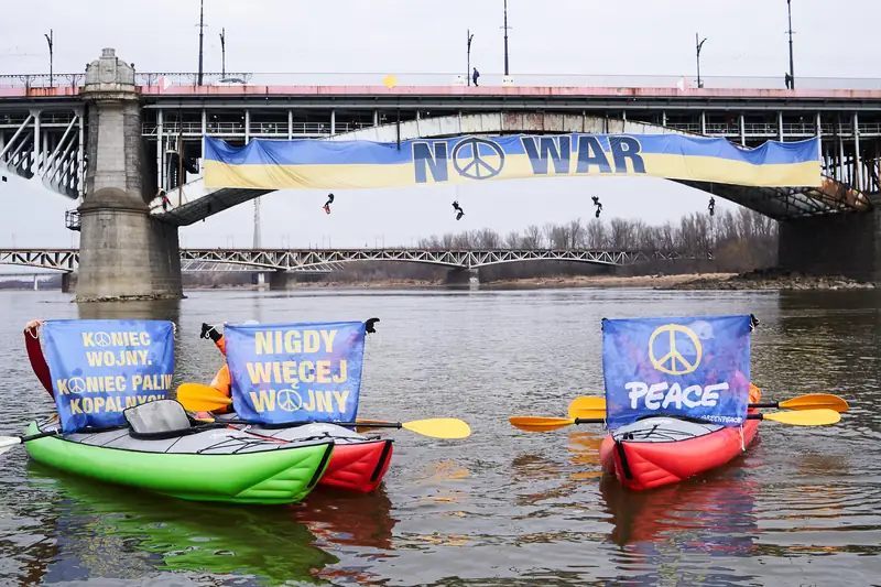 Na moście Poniatowskiego zawisł baner antywojenny