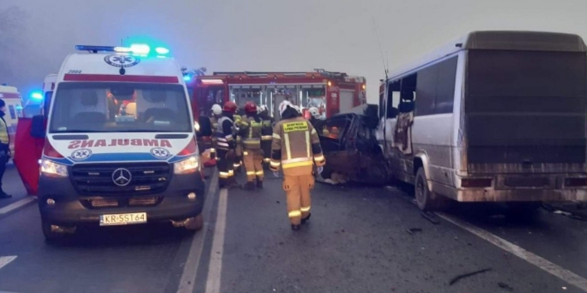 Wypadek busa z osobówką w Zagórzu