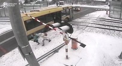 Autobus utknął między rogatkami. Przerażeni pasażerowie uciekali w popłochu