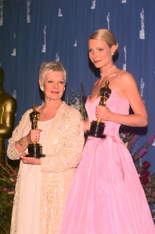 Judi Dench i Gwyneth Paltrow na gali wręczenia Oscarów w 1999 r.