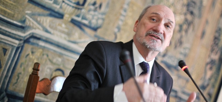 Śledztwo smoleńskie jak włamanie do garażu? Macierewicz kontratakuje
