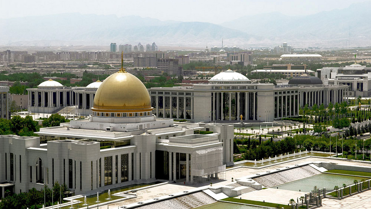 Słynny pomnik byłego dyktatora Turkmenistanu Saparmurada Nijazowa został usunięty w środę z centrum stolicy tego państwa, Aszchabadu, w czwartek kontynuowano demontaż postumentu.