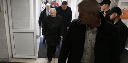 "Tam jest koniec". Kaczyński dostał w kolejce bolesną lekcję pokory. Film niesie się po sieci