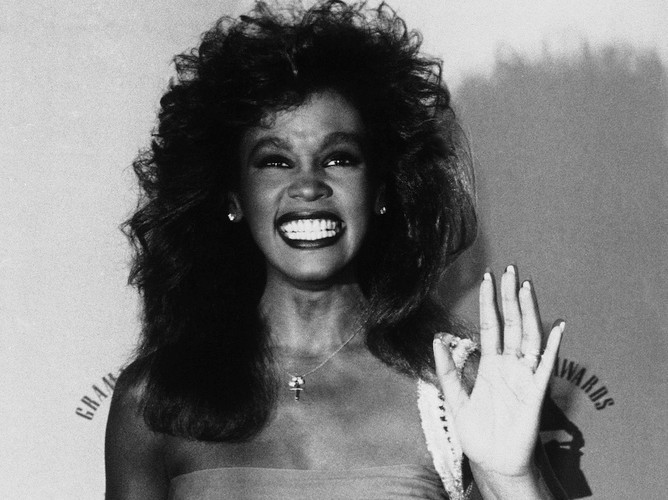 Whitney Houston ze statuetką Grammy w 1986 roku