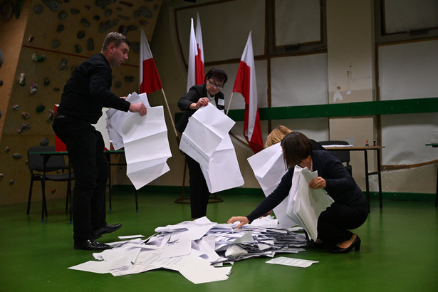 Otwarcie urn wyborczych po zamknięciu lokali w wyborach 2023.