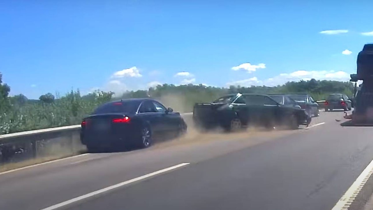 Nagy volt a pánik, miután belecsapódott egy konvojba az autós az M5-ösön – Videón a tanulságos baleset