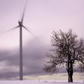 Silny wiatr napędza produkcję energii. Wiatraki bliskie rekordu, jeden spłonął