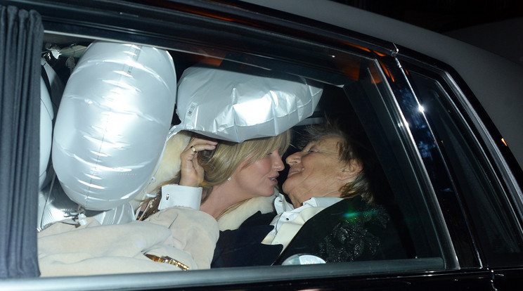 A zenész és felesége, Penny lopott csókokat váltott a kocsiban/ Fotó: Northfoto