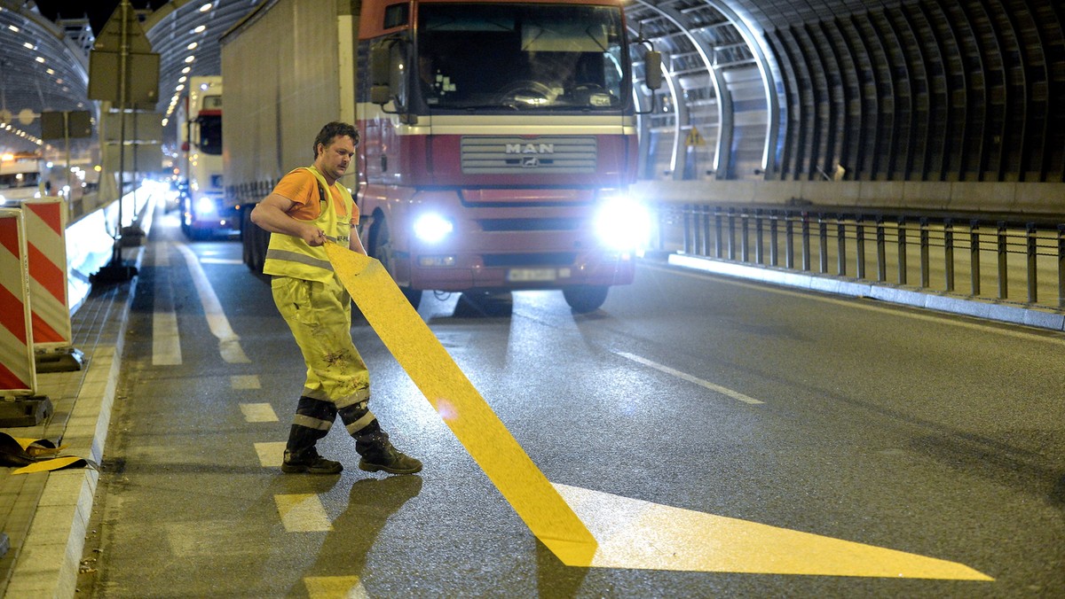 Poszerzony most Grota-Roweckiego w piątek wieczorem został otwarty dla ruchu. Na przeprawie, będącej częścią Trasy AK, pojazdy będą jeździły na razie po trzech pasach w każdym kierunku. Za 10 dni do dyspozycji kierowców ma już być łącznie 10 pasów ruchu.