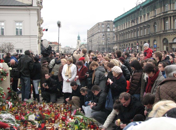 Tłumy ludzi przed Pałacem Prezydenckim