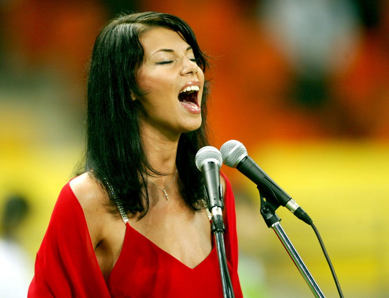 Edyta Górniak śpiewa "Mazurka Dąbrowskiego" przed meczem z Koreą podczas MŚ 2002.