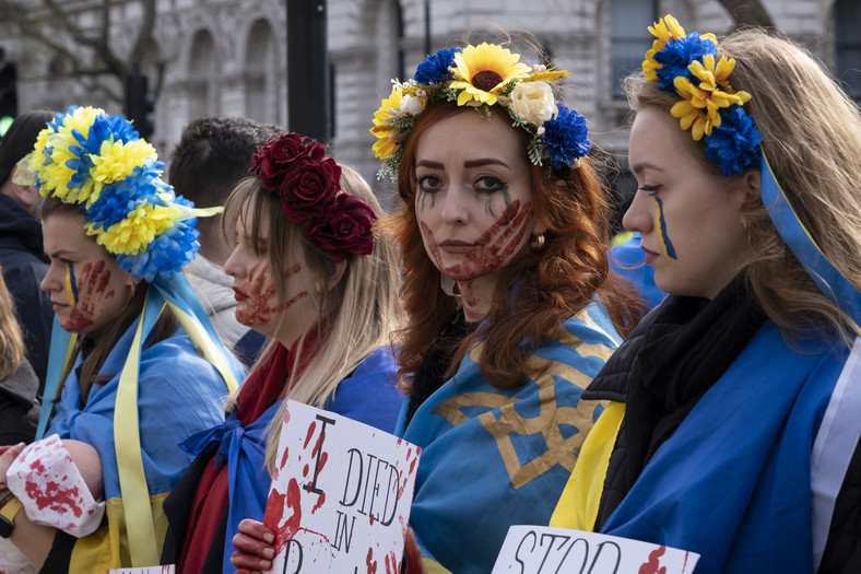 Protest w Londynie przeciwko wojennej przemocy seksualnej w Buczy i na innych obszarach Ukrainy, kwiecień 2022 r.